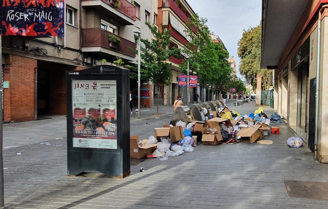 La vaga de la recollida de residus acumula brutícia al carrer